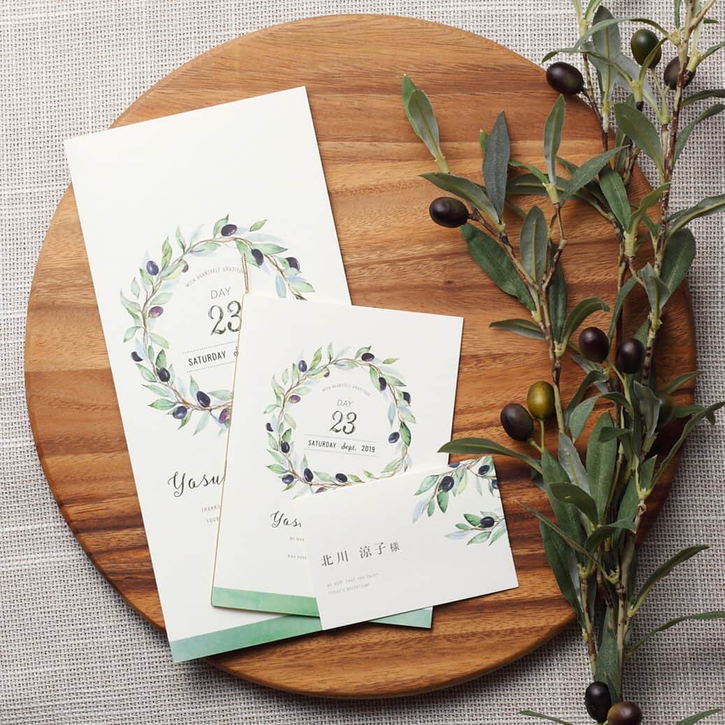 Happy Leafさんのインスタグラム写真 - (Happy LeafInstagram)「毎月新作リリース◎﻿ HAPPY LEAFはスマホで簡単に制作可能🌿﻿ ﻿ ❏ Olive（オリーブ）／ 「夫婦の木」や「幸せを運んでくれる木」とも呼ばれ、幸福の象徴とされる “オリーブ” が主役のペーパーアイテム。落ち着いたグリーンでまとめられたデザインは、ナチュラル系や大人ウエディングにピッタリ。﻿ ﻿ 招待状 ¥250＋tax﻿ 席次表 ¥270～＋tax﻿ ﻿ リアルな実例&口コミは #ハッピーリーフ で検索！﻿ ﻿ 《HAPPY LEAFのおすすめPOINT✒》﻿ ☑︎毎月新作をリリース✨デザイン数は150種類以上！﻿ ☑︎プロがレイアウトする印刷込の招待状が250円〜席次表は270円〜﻿ ☑︎手にとって驚くこだわりの上質な紙と素材✨﻿ ☑︎スキマ時間で簡単に作成できるスマホアプリ﻿ ﻿ ・・・・・・・・・・・・・・・・﻿ ﻿ ＼キャンペーン 本日8/4（日）まで！💎／﻿ かんたん応募で、お好きな招待状 or 席次表＆席札が﻿ ゲスト人数分当たるキャンペーン開催中✨﻿ ﻿ ▶詳しくはプロフィール @happyleaf_wedding ﻿ キャンペーンバナーよりチェック！﻿ ﻿ ・・・・・・・・・・・・・・・・﻿ ﻿ 🌿ショールームのご案内🌿﻿ ﻿ ショールーム @wedding_lounge_tokyo では﻿ リリース前の新作を一足お先にご覧になることができます！﻿ ﻿ 週末はぜひWEDDING LOUNGE TOKYOへ。﻿ ﻿ ❏ ペーパーアイテム　@happyleaf_wedding﻿ ❏ ギフト・引出物　@hyacca_gift﻿ ❏ 演出ムービー　@happymovies_wedding﻿ ﻿ ＿＿＿＿＿＿＿＿＿＿＿＿＿＿﻿ ﻿  #happyleaf #ハッピーリーフ #招待状 #席次表 #ペーパーアイテム #席札 #ウェルカムボード #前撮り #ウェディングフォト #ウェルカムスペース #花嫁ヘア #プレ花嫁 #2019秋婚 #2019冬婚  #2020春婚 #ワーキング花嫁 #大人婚 #花嫁diy #ウェディングソムリエアンバサダー #ウェディングニュース #結婚準備  #披露宴準備 #花嫁準備 #結婚式レポ  #卒花 #卒花レポ #卒花嫁 #卒花嫁レポ #HPL招待状 #HPL席次表」8月4日 17時48分 - hyacca_wedding