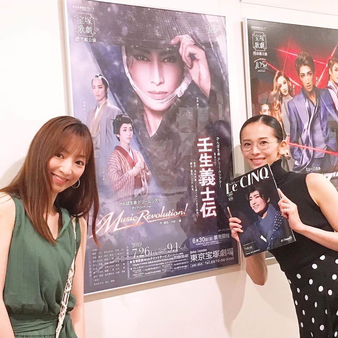 白羽ゆりのインスタグラム：「久しぶりの宝塚！ 懐かしの雪組を観てきました。  卒業してしまうと、すっかりファン気分。現役生のひたむきな姿に感動。  終演後には、主演の望海さんのファンになってしまうという…。一緒に観にいった梅ちゃん(陽月華ちゃん)。ル・サンクを購入していてビックリ！🤣🎶🎶 楽しかった〜✨ #ワンピースの色に気付いて欲しい」