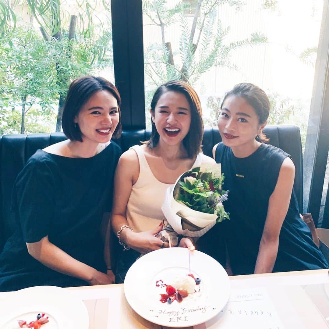 信近エリのインスタグラム：「.﻿ たくさんのお祝いメッセージありがとうございました♡﻿ ﻿ 前日から大好きな蟹と北京ダックをお腹いっぱい食べて、﻿ フレッシュなフルーツが揃うバーでギムレットをガブガブ飲んで誕生日を迎え、﻿ 当日は昼間から大切な友人と乾杯して美味しいコースとシャンパンをご馳走になり、﻿ 夜は浴衣を着て友人が予約してくれた席で大輪の花火を見て、﻿ 9人＋ちび2人で焼肉をワイワイ食べ、﻿ その後のバーへ可愛い後輩も駆けつけてくれて、テキーラを1本空け、見事力尽きました笑﻿ 何て幸せな誕生日。﻿ ﻿ 仕事は自分でやっている分、﻿ 気分が乗ってくれば朝まで仕事をする事もあれば、﻿ 目覚ましをかけずに自然に目が醒めるまで寝ることも多いし、﻿ 太りにくい体質が故、﻿ 食べたい時に食べたいものを好きなだけ食べるし、﻿ お酒が大好きなので、1年間の酒量は考えるだけで恐ろしいほどだし、﻿ 自分で決めたスケジュールでいつでも旅行ができるし、﻿ 恋はいつもしているし、﻿ 私ほど自由に好き勝手やり続けている人は中々いないと思う笑﻿ それも全て 寛容な周囲の皆様のおかげです。﻿ ﻿ いつも幸せをくれて本当にありがとう。﻿ 愛してます♡﻿ 何倍にもして愛を返せるよう、これからも精進します。﻿ 今後ともよろしくお願いします。」