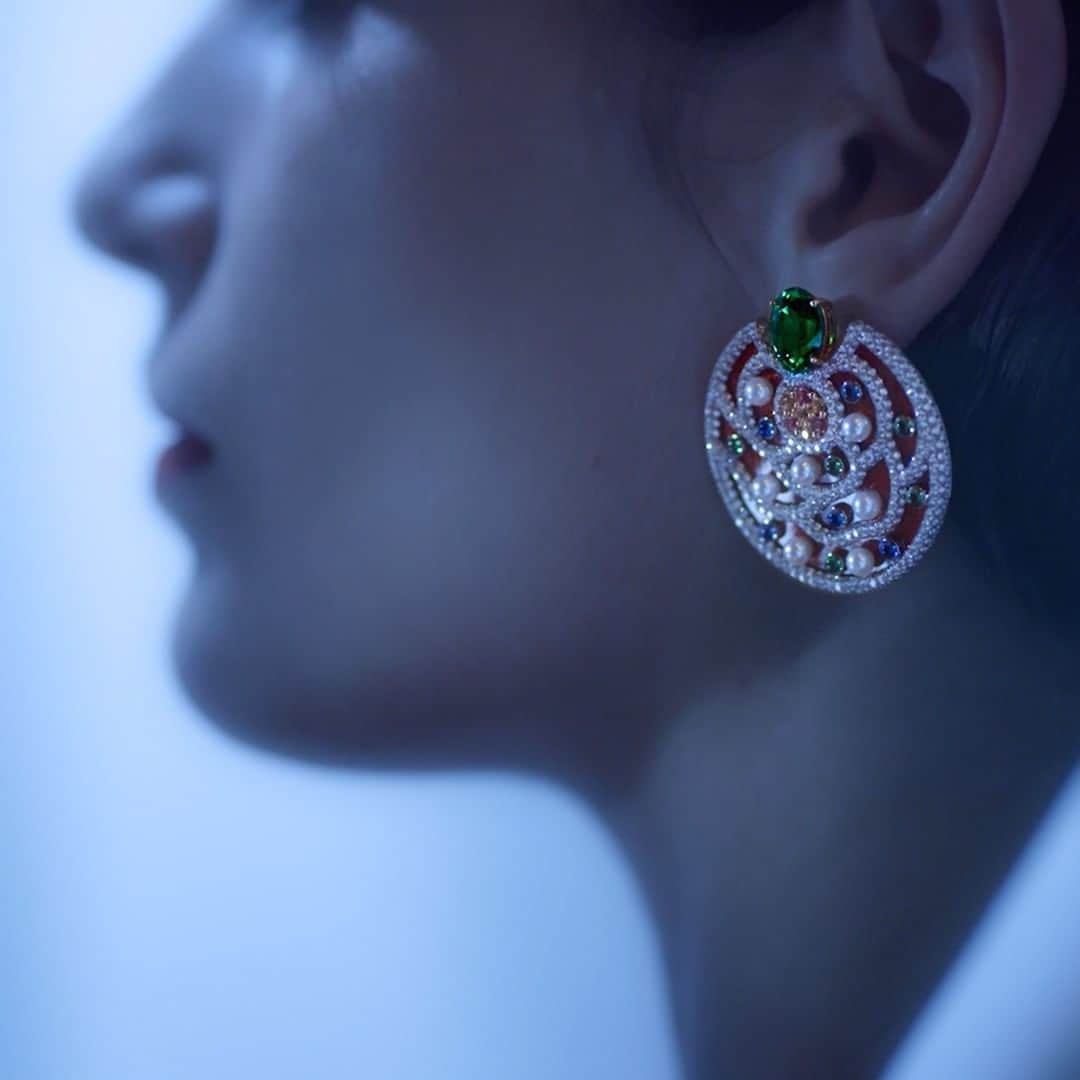 のインスタグラム：「The Folklore earrings are an interpretation of colorful, traditional Russian embroideries. They are reimagined in daring red lacquer, Gabrielle Chanel’s favorite color, and punctuated with tsavorite and orange garnets, blue and pink sapphires, diamonds and pearls. Discover the Collection - link in Bio.  #CHANELHighJewelry #LeParisRusseDeCHANEL @almajodorowsky」