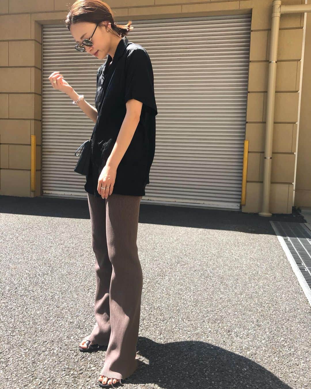 野尻美穂のインスタグラム：「開襟シャツとリブパンツのバランスが好き。 #よく着る組み合わせ #perverze」