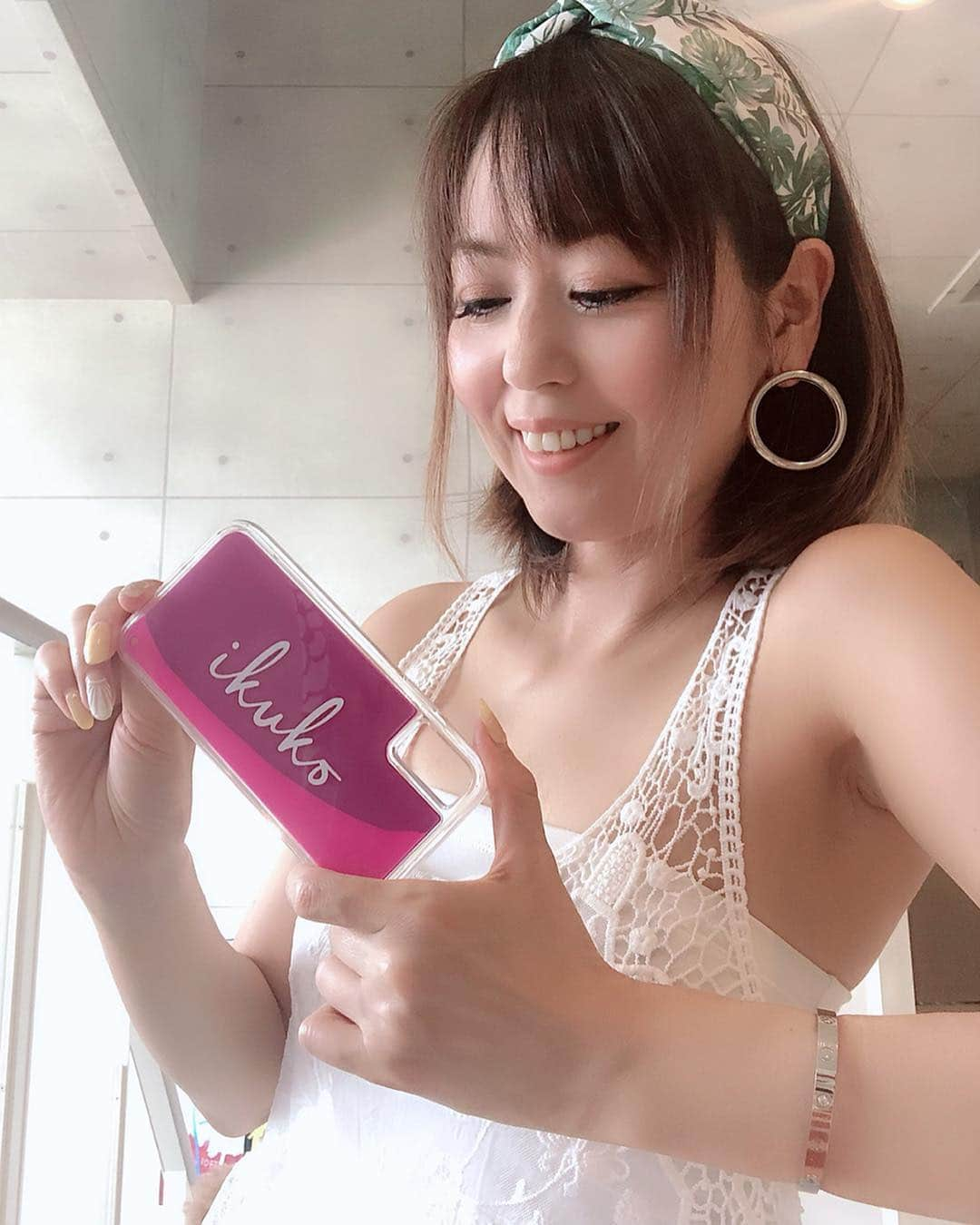 ikuさんのインスタグラム写真 - (ikuInstagram)「こんばんは♡ おつかれさま♡ ・ みて！こんな可愛いの見つけた🥰 ・ ☆ネオンサンドiPhoneケース  @ibonita.official ・ 2色のネオンカラーが暗闇で光ってるの✨✨優雅に揺れて光って可愛い💖目立つこと間違いなし笑 ・ またまたネームも入れてもらってこれで何個目だろう😆 可愛いだけじゃなく厚みもあるししっかりしてるのが安心👌✨ ・  トップスとカチューシャは  #forever21 ・ ・  #ibonita #アイボニータ #オリジナiPhoneケース #iPhonecase #アイフォンケース  #世界にひとつだけのiPhoneケース #ファッション#コーディネート」8月4日 18時01分 - cheriee515