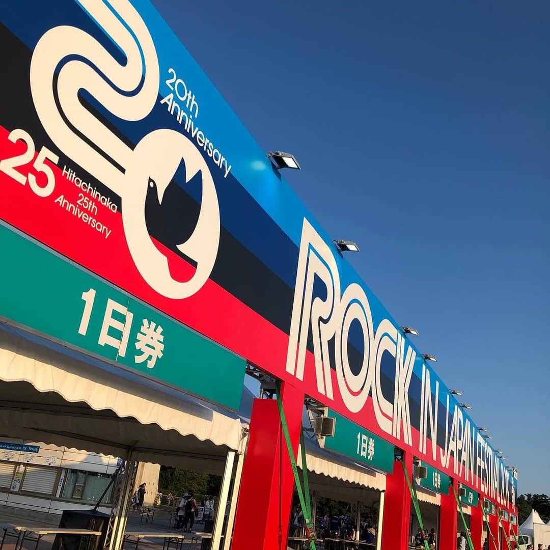 みずしな孝之のインスタグラム：「打首獄門同好会→Juice=Juice→BURNOUT SYNDROMES→コレサワ→Perfume→アンジュルム。ここ十数年でいちばん夏満喫している！46歳にして！  #rockinjapan2019」
