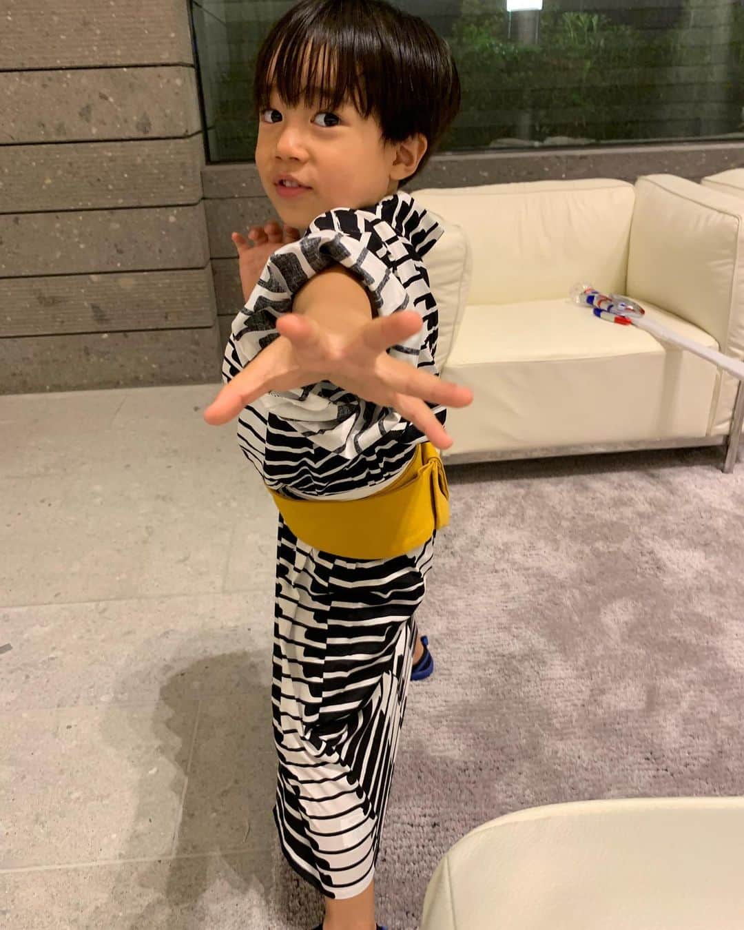 新原愛加のインスタグラム：「. はじめての浴衣👘 着せるのも簡単暴れても崩れない‼︎ #カンタの成長記録」