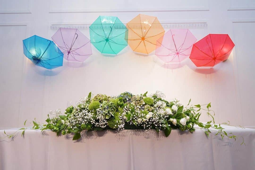 ヴィラデマリアージュさいたまのインスタグラム：「—Party Report— . “アメのちハレルヤ”  Keita & Misa’s wedding . . 「止まない雨はない」 . 小雨。大雨。土砂降り。 どんな時も傘を差し、 ゆっくりゆっくりと晴れを待つ。 . 誰しもみんな辛い時はあるけれど 必ず誰かに支えてもらって生きている。 . それを乗り越えた時、 楽しい未来は待っていて . 自分を支えてくれている人達の 大切さをより感じることができる . . おふたりの人生をヒアリングさせて頂き 生まれたウェディングネーム . . ロビーから会場内まで カラフルな傘に彩られて 大切な人達にお祝いされました . . アメを乗り越えたおふたりだからこそ 素敵なハレの日を迎えられた Bon Mariages! . . #villasdesmariages#ヴィラデマリアージュ#ヴィラデマリアージュさいたま#結婚式レポート#結婚式場#ウェディング#wedding#ブライダルフェア  #式場見学#大宮結婚式場#結婚式場探し#式場探し#南フランス #ウェディングネーム#weddingname#コンセプトウェディング#プレ花嫁#プレ花嫁準備#プレ花嫁さんと繋がりたい#卒花嫁#卒花嫁レポ#卒花嫁さんとも繋がりたい#weddingphotography#weddingphotos#weddingphoto#ウェディングフォト」
