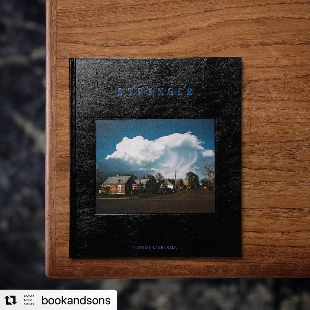 柏田テツヲさんのインスタグラム写真 - (柏田テツヲInstagram)「#Repost @bookandsons with @make_repost ・・・ 写真家・柏田テツヲがアメリカを旅しながら撮影しつづけた、人々と風景が収められた写真集。作家は旅の中で、異質なもの（STRANGER）は被写体ではなく、よそ者である自分自身だと気づいたといいます。その土地にゆかりのないよそ者の寂しさや孤独感が感じられる、ロードムービーを彷彿とさせる世界観をまとった情景が収められた一冊です。  #stranger #柏田テツヲ #tetsuokashiwada #photography #photoexhibition #art #travel #travelphotography #photobook #写真集 #ampersands #design #graphicdesign #bookdesign #photobook」8月4日 18時05分 - tetsuokashiwada