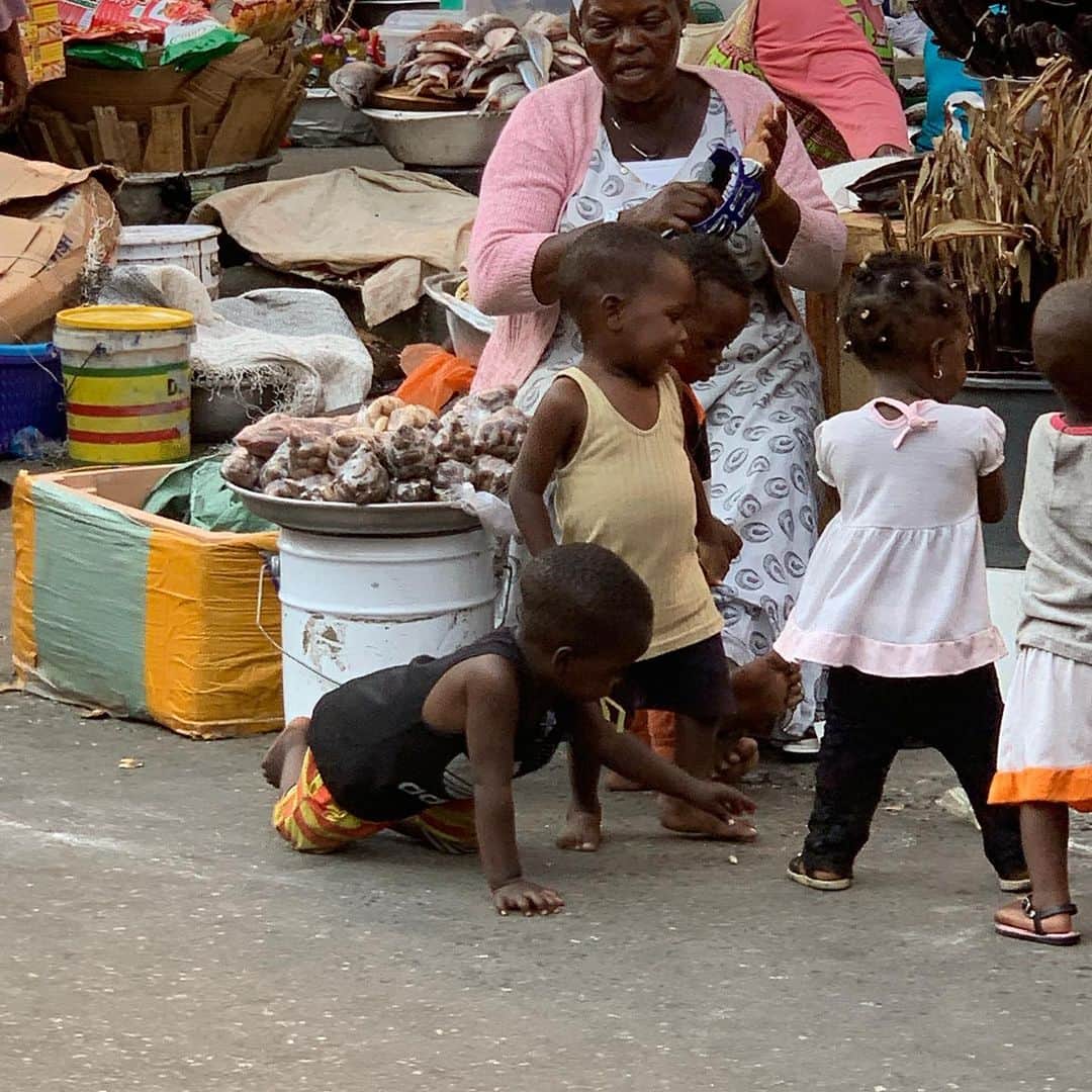 サミュエル・L・ジャクソンさんのインスタグラム写真 - (サミュエル・L・ジャクソンInstagram)「The ride or die babies & the women handling their biz like always! The dancing babies & the tambourine playing nana were da best!! #homecoming #ghana #enslaveddocumentary」8月4日 18時06分 - samuelljackson