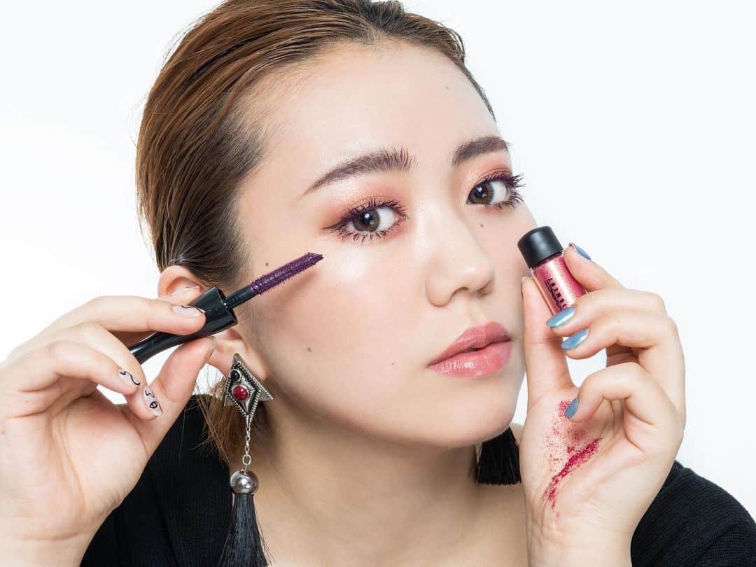 M∙A∙C Cosmetics Japanのインスタグラム：「⠀ 【大人気のミニマックシリーズ】 待望の全店舗展開が期間限定でスタート！ ⠀ カラーマスカラをまつ毛と眉に使用し、ワントーンメイクで仕上がりに統一感を✨ ⠀ *全国店舗8/9(金)発売 ⠀ ↓↓使用メイン製品↓↓ [ピグメント] ローズ (MINI M･A･C) [イン エクストリーム ディメンション ラッシュ] ウェル トーンド (MINI M･A･C) [リップスティック] メア (MINI M･A･C) ⠀ ⠀ #ミニMAC #Minimac ⠀ MODEL:  M·A·C ARTIST HARUKA SEKI @mac_ikesei PHOTO:@takaki_iwata ⠀ ⠀ ⠀ ⠀ ⠀ #MACCosmeticsJapan #MACコスメ #MACCosmetics #MAC #コスメ #メイク #リップ #口紅 #リップスティック #リップメイク #MACリップ #マスカラ #アイメイク #アイシャドウ #MACアイ #リトルMAC #リトルマック #ミニマック #ミニサイズ #littlemac #トラベルサイズ #トラベルコスメ #旅 #旅行 #トラベル #旅コスメ」