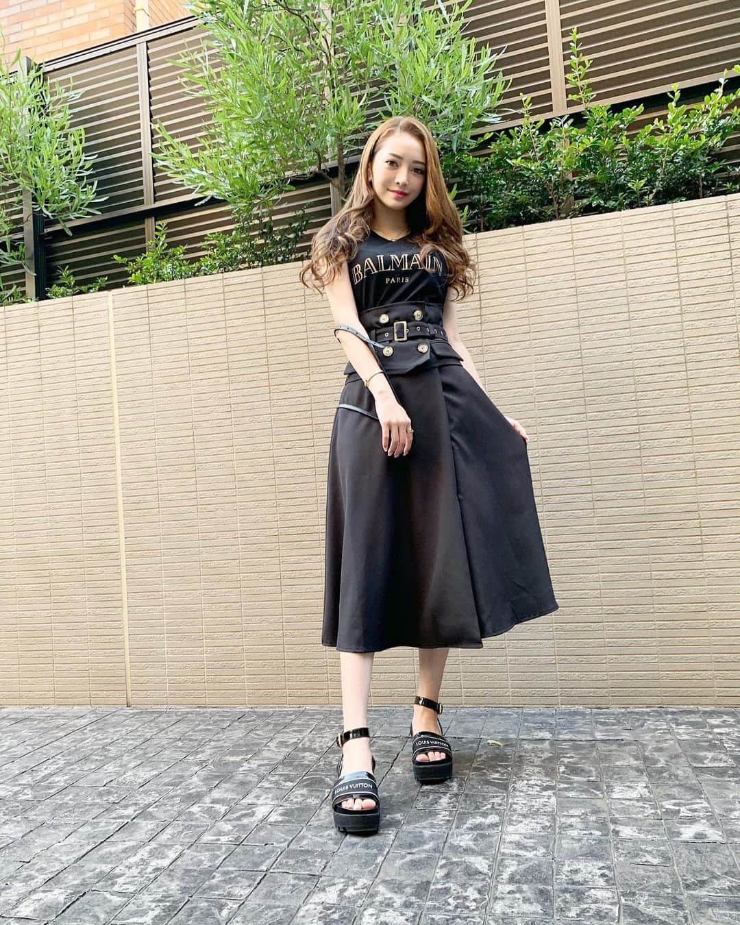 のインスタグラム：「溶けそう🍧 東京トータル美容クリニックでメソアクティスしてきたから日焼けしてた赤ら顔が治った🥺✨ . #ootd #tops #balmain  #skirt  @reginamalika_official  #shoes #bag #louisvuitton . . 全身blackcode🖤 . . #coordinate #167cmコーデ #reginamalika」