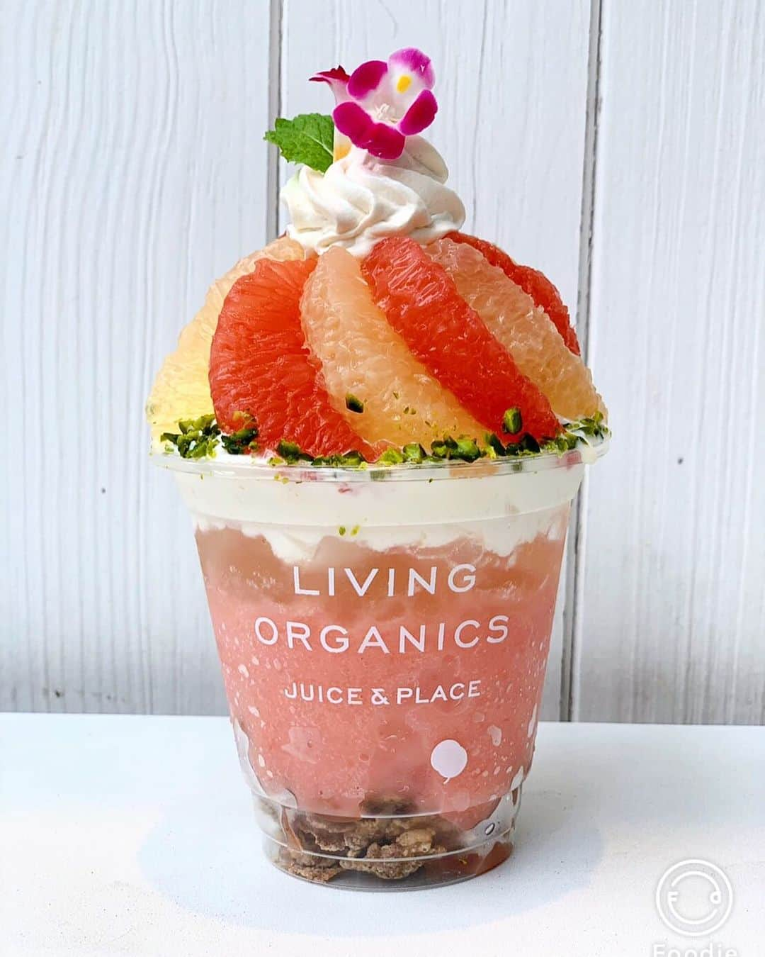 livingorganics juice&place 芦屋のインスタグラム：「. 8／5月曜日より グレープフルーツを1個半使った 『豆乳ホイップグレープフルーツパルフェ』 がスタートいたします！ . ルビーグレープフルーツのスムージーと白ワインジュレはアルコール分をしっかり飛ばしているのでお子様やアルコールの苦手な方にもお召し上がりいただけます。 . 芦屋店限定  #livingorganics#livingorganic#cafe#coldpressedjuice#healthyfood#coffee#arabicacoffee#foodphotography#smoothie#yoga#神戸カフェ#sweets#芦屋カフェ」