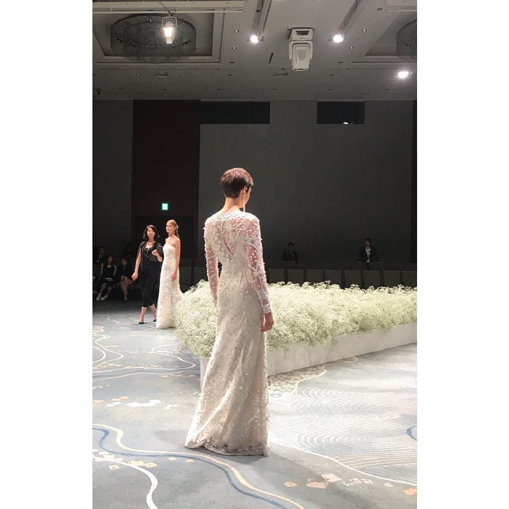 新井麻希さんのインスタグラム写真 - (新井麻希Instagram)「* #vogueweddingfashionshow  第9回の今回は、パレスホテル東京にて行われました！司会でまたご一緒させて頂き、光栄過ぎます🎤😭🙏 * ヘアー、メイク、ドレスの、音楽、会場の雰囲気、すべてがかっこよかった夢のような時間。。この様子は11月22日発売予定のVOGUE Wedding 2019秋冬号に掲載予定です💋」8月4日 18時18分 - makiarai58