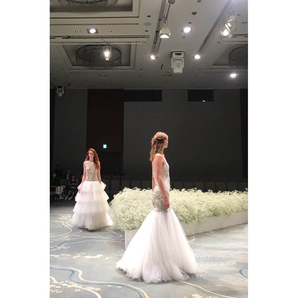 新井麻希さんのインスタグラム写真 - (新井麻希Instagram)「* #vogueweddingfashionshow  第9回の今回は、パレスホテル東京にて行われました！司会でまたご一緒させて頂き、光栄過ぎます🎤😭🙏 * ヘアー、メイク、ドレスの、音楽、会場の雰囲気、すべてがかっこよかった夢のような時間。。この様子は11月22日発売予定のVOGUE Wedding 2019秋冬号に掲載予定です💋」8月4日 18時18分 - makiarai58