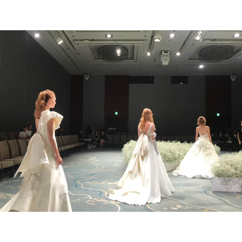 新井麻希さんのインスタグラム写真 - (新井麻希Instagram)「* #vogueweddingfashionshow  第9回の今回は、パレスホテル東京にて行われました！司会でまたご一緒させて頂き、光栄過ぎます🎤😭🙏 * ヘアー、メイク、ドレスの、音楽、会場の雰囲気、すべてがかっこよかった夢のような時間。。この様子は11月22日発売予定のVOGUE Wedding 2019秋冬号に掲載予定です💋」8月4日 18時18分 - makiarai58