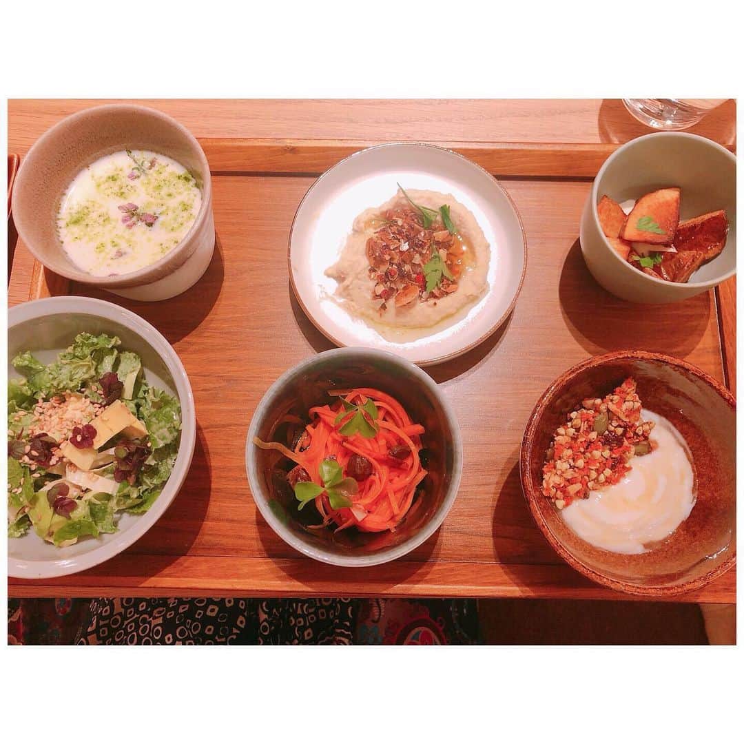 RINAさんのインスタグラム写真 - (RINAInstagram)「Great lunch with friends ❤️🥰 #6種類も選べて、お野菜たっぷりで美しい盛り付け。 見て楽しめる、食べて幸せになれる。#Vegan chef でもあるkelly がAoyama tree house とコラボをした、ローグラノラとヴィーガンアイスクリームがとっても上品な味で、美味しかったです😋✨ @kellymisawa #collaboration #aoyamatreehouse #arborrestaurant #rawgranola #ケリーズブランチ #healthyfood」8月4日 18時19分 - rina_karina0417