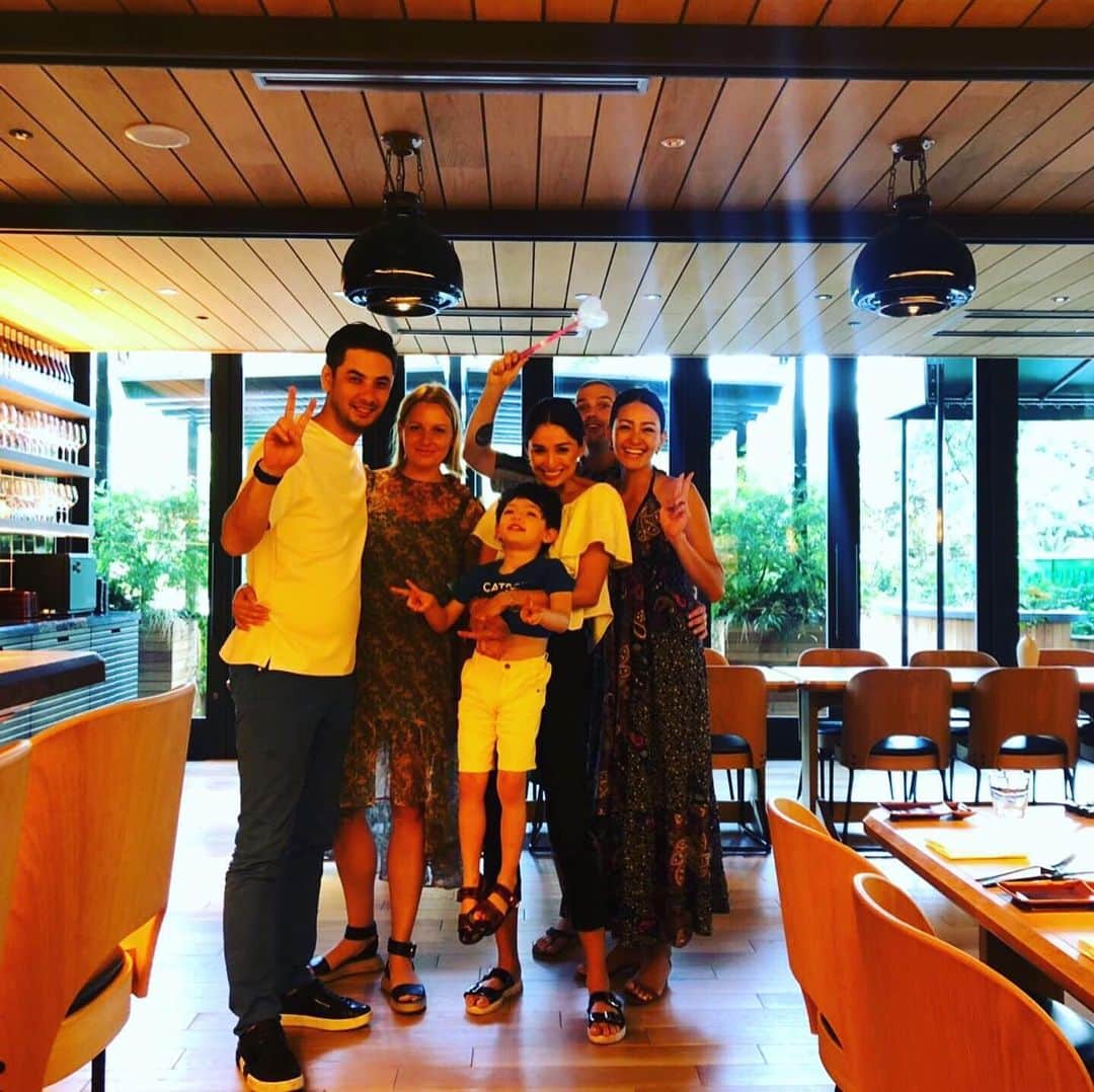 RINAさんのインスタグラム写真 - (RINAInstagram)「Great lunch with friends ❤️🥰 #6種類も選べて、お野菜たっぷりで美しい盛り付け。 見て楽しめる、食べて幸せになれる。#Vegan chef でもあるkelly がAoyama tree house とコラボをした、ローグラノラとヴィーガンアイスクリームがとっても上品な味で、美味しかったです😋✨ @kellymisawa #collaboration #aoyamatreehouse #arborrestaurant #rawgranola #ケリーズブランチ #healthyfood」8月4日 18時19分 - rina_karina0417