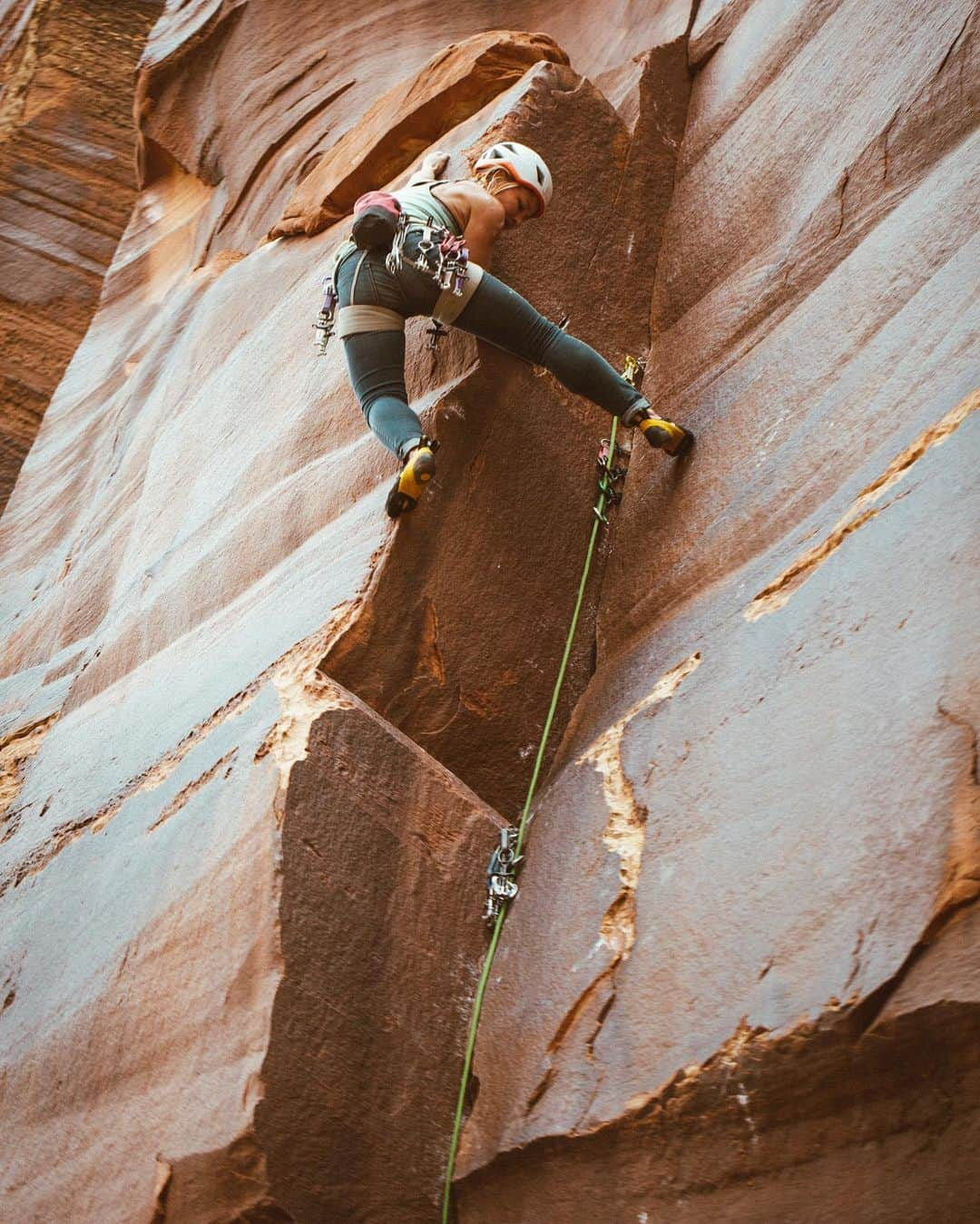 ヘイゼル・フィンドレーさんのインスタグラム写真 - (ヘイゼル・フィンドレーInstagram)「Place a nest of small cams, dump the rest of them (who needs extra weight), then gun it. Need help with your head for trad or sport? You might want to consider joining me for an intensive but fun coaching retreat in Kalymnos in 2020. We’ll cover fear of falling, performance anxiety and focusing techniques. Who knows you might leave with some tools to help you manage fear and stress in the rest of your life too! Link in bio. Early bird tickets are ending soon!  @true_nature_travels @bearcam 📸 @blackdiamond @lasportivagram」8月4日 18時28分 - hazel_findlay