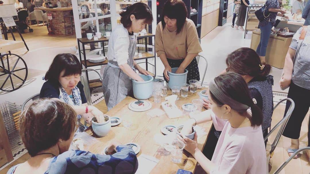 のインスタグラム：「N’s HaCcOoo Labは 百年もののぬか床を 一生ものの常滑焼で 仕込みました！  40人ほどのみなさまに ぬか床お分けしたので、また今日からマイぬか床も足しぬかをして育てるよ。  一緒に写真撮りたいの会や 心配だからもしもの質問が多い会や 百年のロマンに一同遠い目をする会や 同窓会並みにみんな仲良くなる会  色々ありました笑  ぬか床も1日として同じ味の日はないように、毎回参加メンバーが変わると面白いほど違う。  またメンテナンス会で会いましょう  #ぬか床 #常滑焼 #ノリタケ #ノリタケの森 #発酵 #発酵教室 #発酵活動家」
