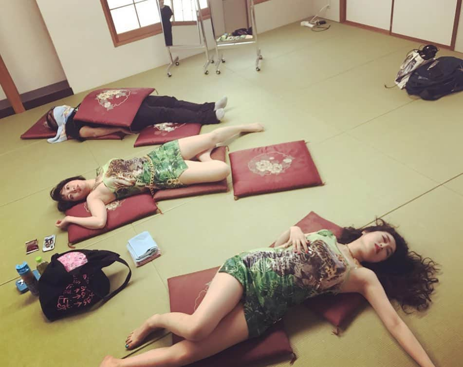 益子寺かおりさんのインスタグラム写真 - (益子寺かおりInstagram)「姉さん、事件です……（HOTEL） ・ #事件現場のような #本日の楽屋裏スジ♡ #畳の部屋だと大抵こうなる #FUKUOKASTREETPARTY #サンクスモニカ〜♡ #ベッドイン #bedin」8月4日 18時23分 - kaori_masuco