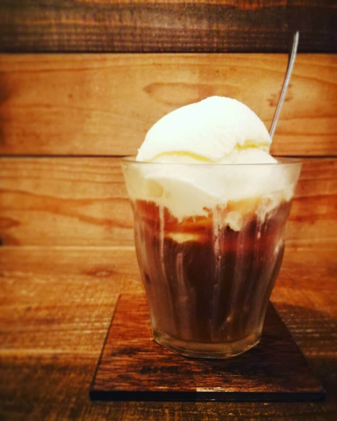 林智美 さんのインスタグラム写真 - (林智美 Instagram)「結果、 BGMにスペアザが流れるお店で、 撮ってくれ！と言わんばかりの 映えコーヒーフロート飲んでるにちようび。 最高やん。  フロートの、 氷にくっついてシャリシャリのとこが好き😋  #にちようびのひとりごと #コーヒーフロート #🍨」8月4日 18時25分 - h_tomomi_i