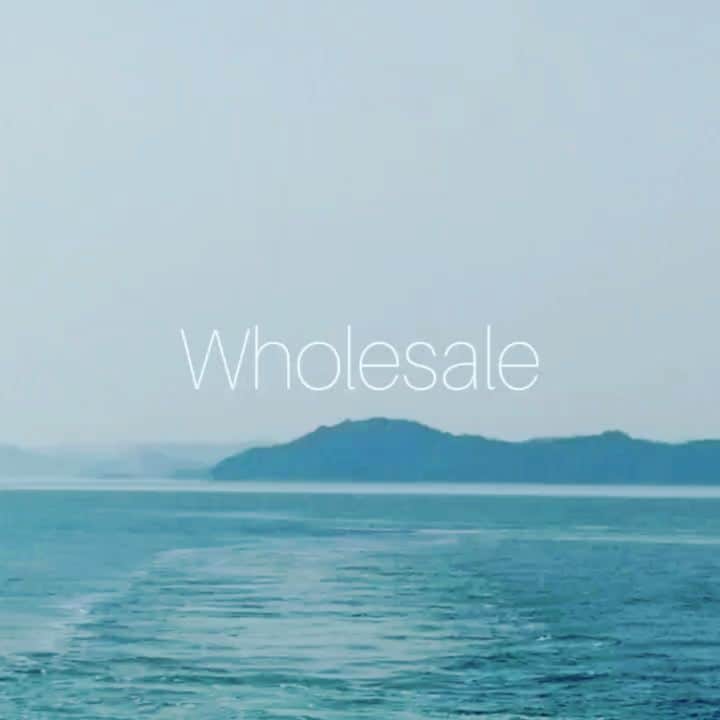 のインスタグラム：「明日より（5日ー6日）wholesale展示会に出ております✨ 渋谷店舗は火曜日は通常営業でございます。 . 早いものでクリオマリアージュ @cliomariageがオープンして10年・・・ たくさんのご新郎、ご新婦に出逢い、大切な一日のお手伝いをさせていただきました。 . そしてこの度、クリオマリアージュ10周年を記念して唯一無二なクリオマリア―ジュオリジナルドレスを多数制作し、地域限定販売で卸の展示会が開催となります✨ . そして、MUVEIL(ﾐｭﾍﾞｰﾙ) @muveil_official との初コラボレーションドレスも実現。 MUVEIL×Cli'O mariage の卸しも地域限定で実現しました✨ . 当日はクリオマリアージュで人気のヘッドアクセサリーの販売も可能でございます✨  〇場所〇 京都みやこメッセ ※業者の方のみご入場可能  〇日程〇 ８月５日（月）～６日(火) . ◻️卸専用問い合わせ◻️ ✉wholesale@cliomariage.com .  #muveil  #ミュベール #クリオマリアージュ　#cliomariage  #フォトウエディング #ウエディングフォト #ウエディングドレス  #marriage #結婚式 #婚纱礼服　#웨딩드레스 #weddingdress #前撮り #後撮り #撮影 #挙式場　#プランナー #卒花嫁　#スタイリスト　#ウエディングスタイリスト #展示会　#wholesale #京都みやこメッセ」