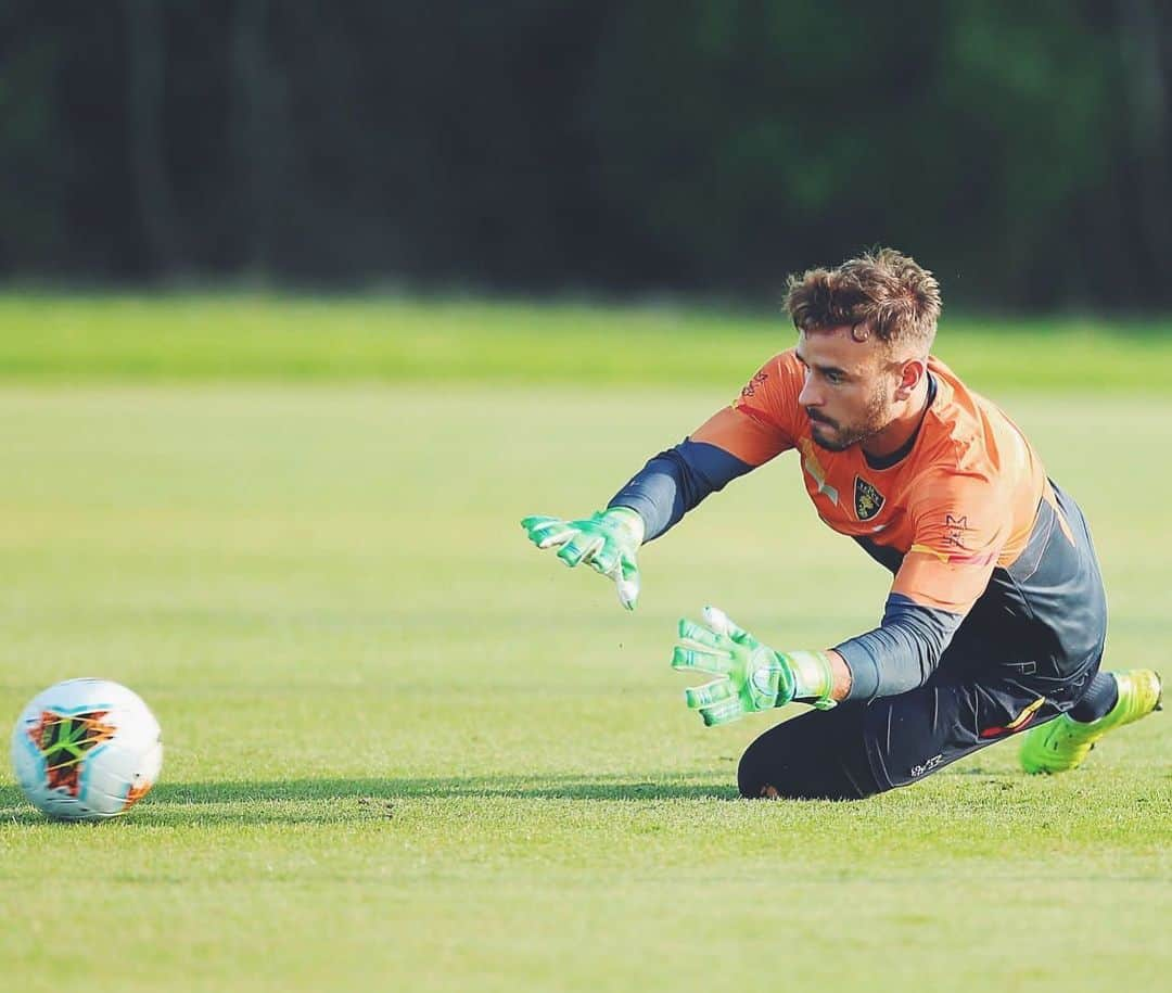 ガブリエウ・ヴァスコンセロス・フェレイラのインスタグラム：「👀⚽️🧤 #allenamento #workhard #dreambig」