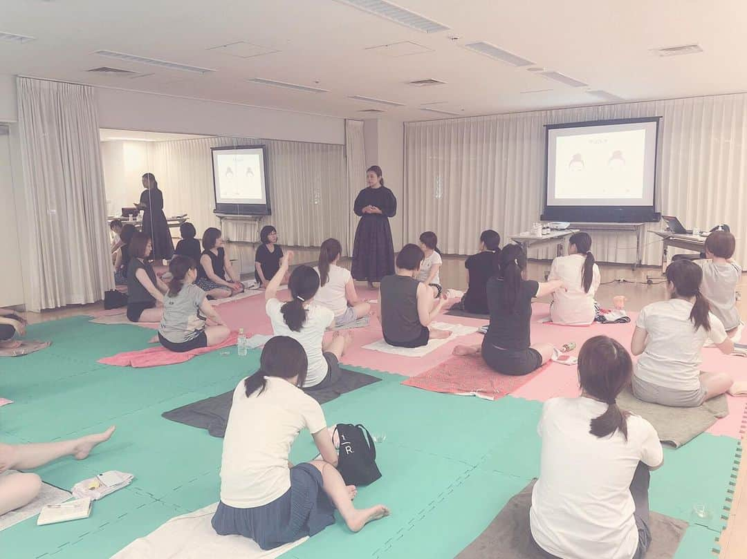 高橋ミカさんのインスタグラム写真 - (高橋ミカInstagram)「今日は、NHK文化センター福岡教室にて！ いらしていただいた皆様！ありがとうごさました😊😁 ボディのマッサージを、お腹、脚、腕と、パーツに分けて、一緒に行っていたので、お疲れになったかと！！辛いのは初めだけ🤣慣れたら楽に出来るようになります！！ たのしんで、行ってくださいね！！ それでは、また！ 8月17日は、梅田教室になります！ よろしくお願いしまーす！ #NHK文化センター #セルフマッサージ #講習会 #福岡」8月4日 18時29分 - mikatakahashi1971