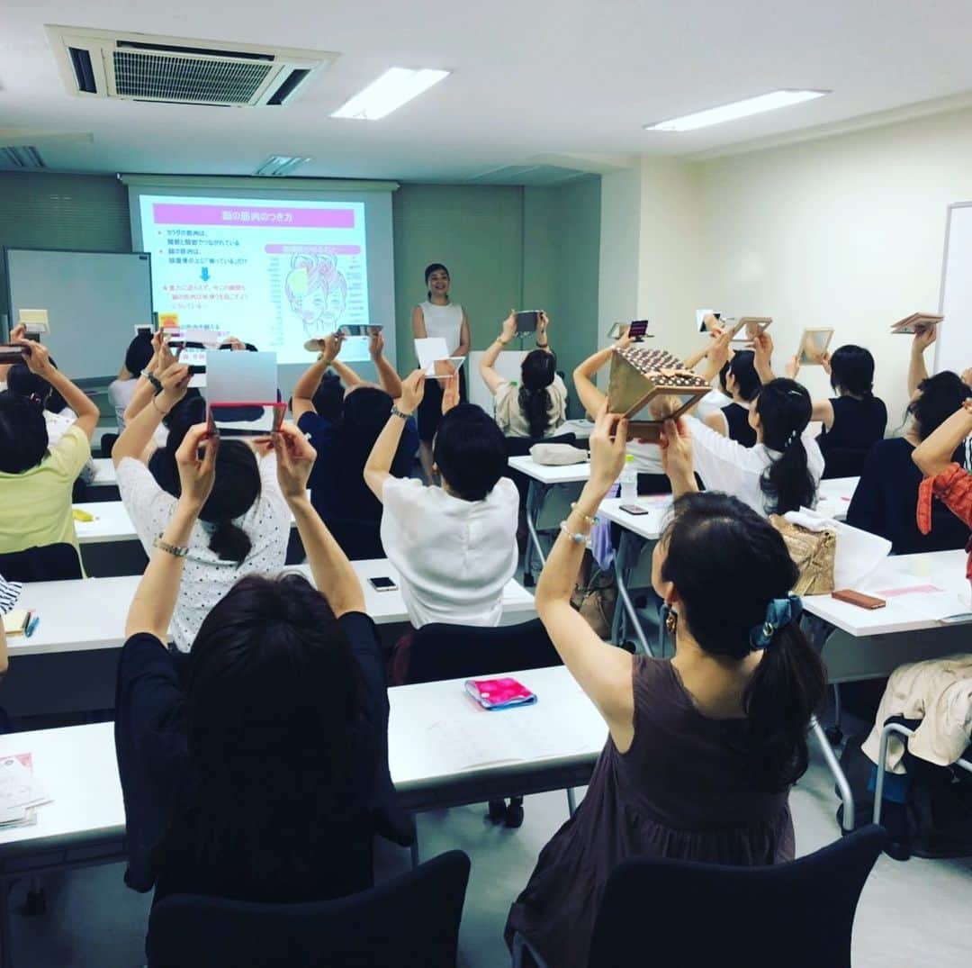 間々田佳子のインスタグラム：「月一顔ヨガ基本講座 たくさんの皆さまにご参加いただきました。 お暑い中ご参加いただきありがとうございました〜😊 みなさんから笑顔のパワーいただきましたー💕😊 宿題お願いいたしますね💪 みなさんの顔を変えるのは みなさんにしかできないから… 頑張ってね！  来月は人気の笑顔講座です✨ 残席わずか… ご予約はお早めに🙇‍♂️🙇‍♂️🙇‍♂️ #間々田佳子 #顔ヨガ講座銀座」