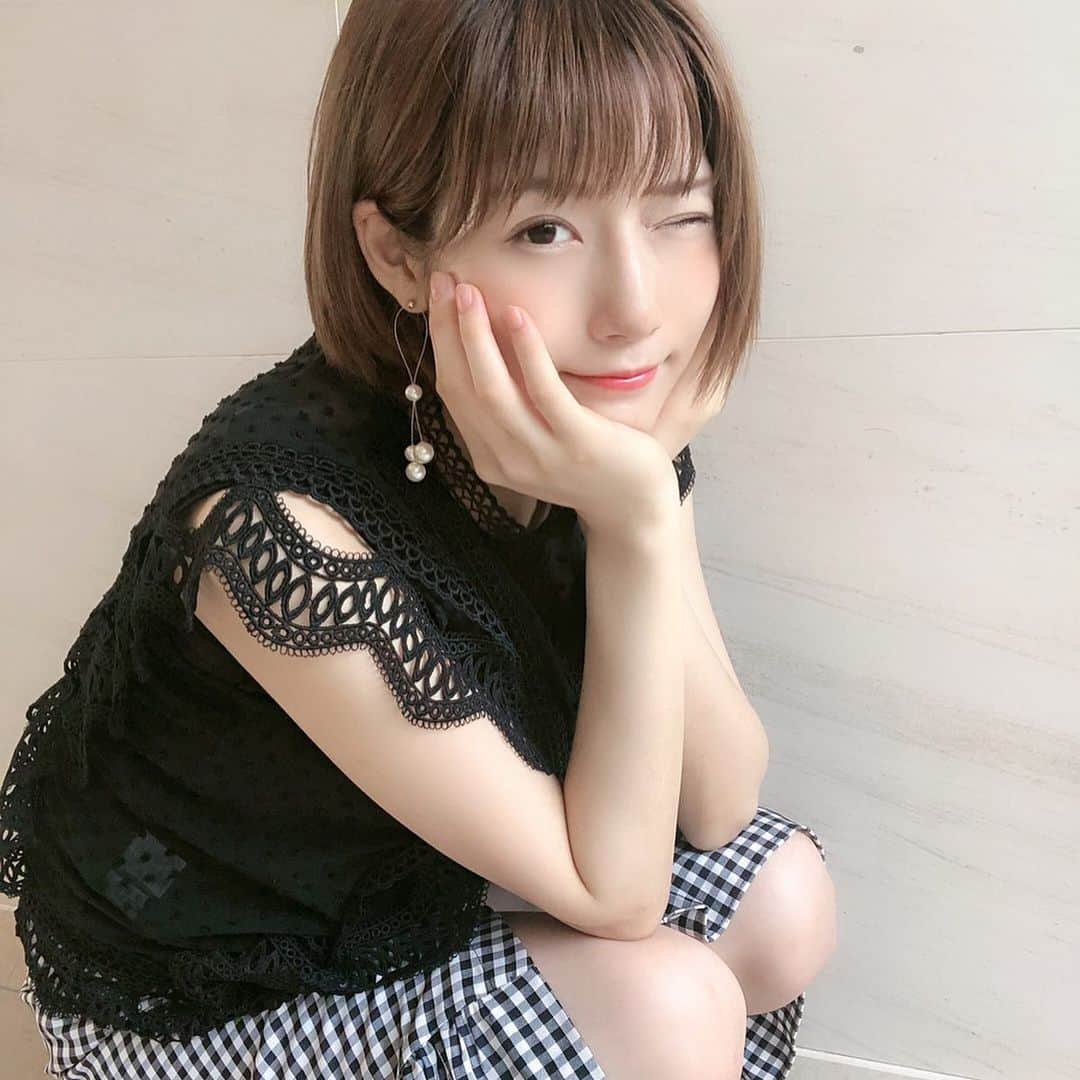 蒼川愛さんのインスタグラム写真 - (蒼川愛Instagram)「はやくカラーしにいきたい🤫🤫 まつエクもネイルも整体もここ数ヶ月行ってないな〜〜 メンテナンスって行かなくなったらとことん行かなくなってしまうタイプ、日常の慣れって一番美意識下げると思うんだな、可愛くなりたいって気持ちや美容に積極的じゃない時は自分のメンタルも生活も荒む気がする🤢🤢余裕ない時こそある程度綺麗に保ちたい、、な！♨︎♨︎ . お洋服だけは全身可愛いの ピアスもトップスもスカートも靴も、先日新作発表した @amu__official_  のです♥ 相変わらず黒ばかり着てるけど、このレーストップスは白もあるよ👼🏻」8月4日 18時33分 - tougarashi_suki