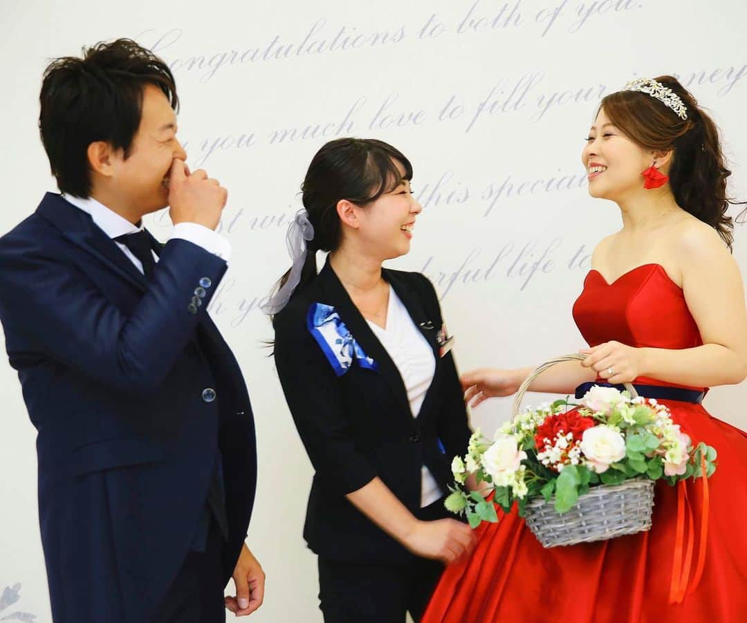 マリエカリヨン名古屋さんのインスタグラム写真 - (マリエカリヨン名古屋Instagram)「@marieecarillon . おふたりのイメージを形にするのが プランナーの役割♡ 絆を感じさせるフォトに 思わずほっこりしてしまいます◎ 赤をテーマにしたコーディネートもお洒落* . ------------------ . ▼ブライダルフェアは インスタのTOPからご予約が出来ます⚐ ＞＞＞ @marieecarillon . @marieecarillonをフォローして #マリエカリヨン  #マリエカリヨン名古屋 のハッシュタグをつけて お写真を投稿してみてくださいね✳︎ . こちらの公式IG（@marieecarillon） で取り上げさせていただきます♡ . #マリエカリヨン #マリエカリヨン名古屋 #dress #nagoya #wedding #weddingdress #weddingparty #ウェディングドレス #カラードレス #ウェディングレポ #チャペル #プレ花嫁 #ブライダルフェア #卒花 #披露宴 #結婚式準備 #日本中のプレ花嫁さんと繋がりたい #nagoya #結婚式 #結婚式場 #東海花嫁 #名古屋花嫁 #2020春婚 #2019夏婚 #2019秋婚 #2019冬婚 #花嫁コーディネート  #プランナー」8月4日 18時33分 - marieecarillon