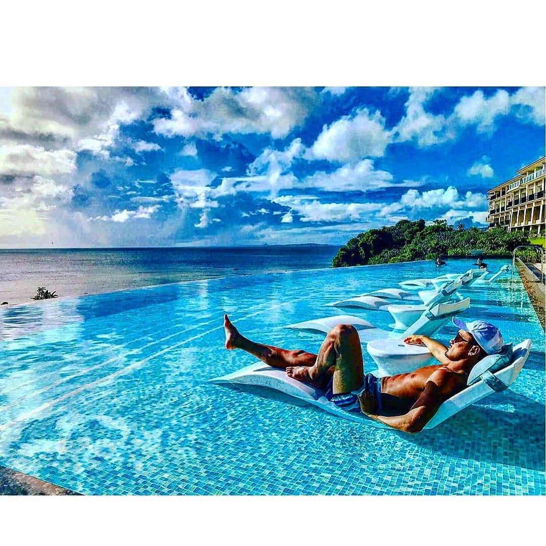 梅野源治のインスタグラム：「最高の沖縄旅行、ありがとうございました‼️ #ハレクラニ沖縄 #超絶感謝」