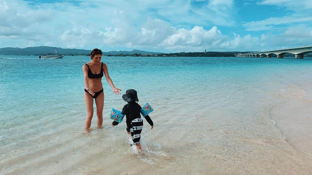 来夏さんのインスタグラム写真 - (来夏Instagram)「#🏖 早めの時間に貸切状態💙 みんなはしゃいだ😋 セルフタイマーダッシュの巻📸💨 #沖縄 #古宇利島 #bff」8月4日 18時41分 - rairairaika