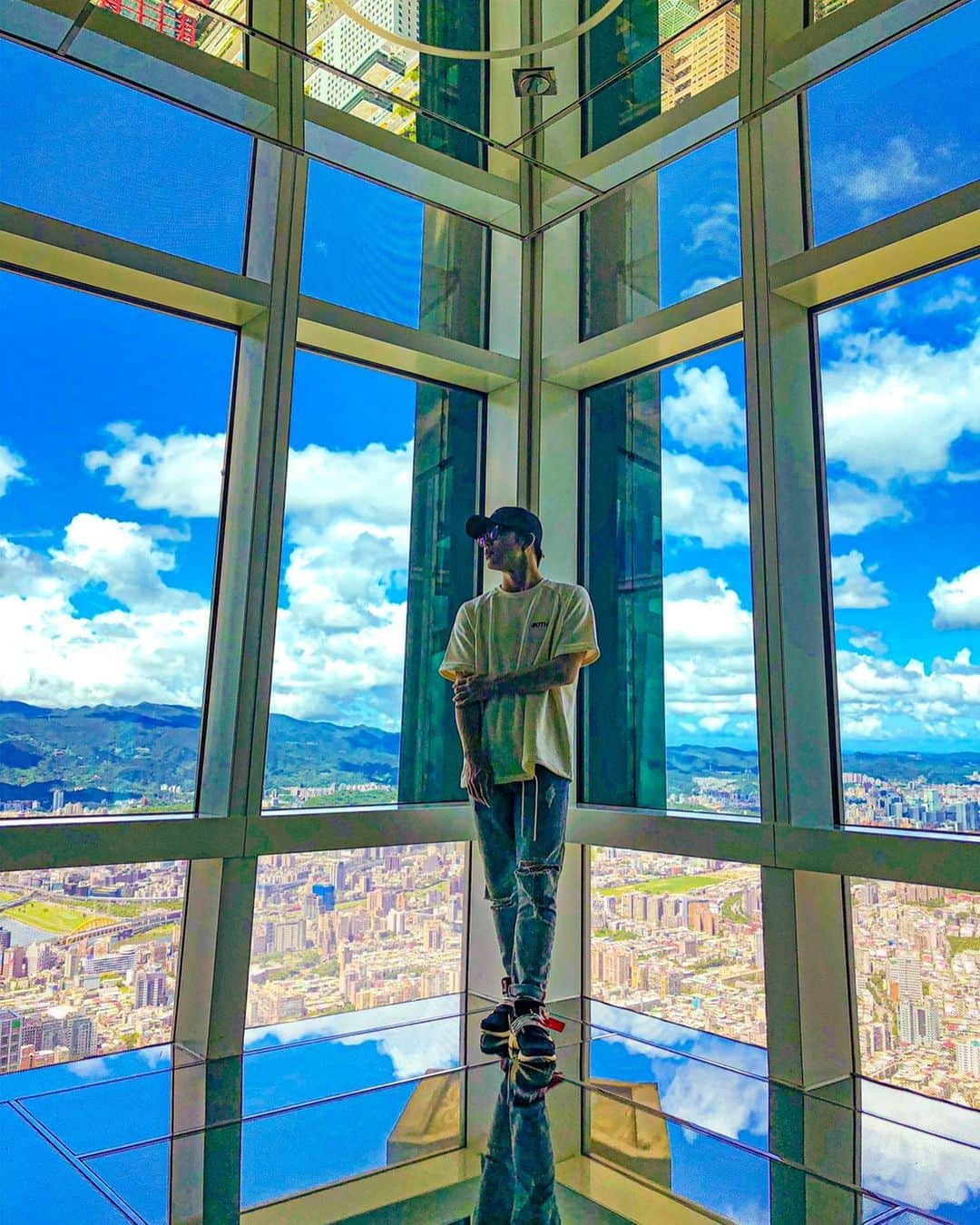 KENZO さんのインスタグラム写真 - (KENZO Instagram)「Taipei 101 observatory 🏢☀️🌏 Amazing view 🌈  #素敵な景色に感動 #Taiwan #taipei101 #台湾 #台湾 #dapump #kenzo」8月4日 18時46分 - dapump.kenzo