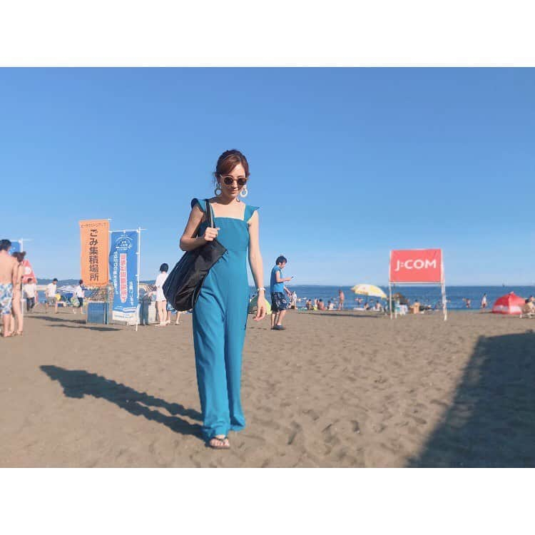 大谷朋子さんのインスタグラム写真 - (大谷朋子Instagram)「♡ * 海にきたー💙 砂まで暑くて歩けない！！ * 山生まれの私も、夏といえば海！ってなる◡̈⃝ (けど、さすがに今日は、涼しい高原に今すぐに行きたいと思った💚) * #ロンパース：#snidel @snidel_official  #ピアス：#seadsmara @seadsmara  #バッグ (CE070145)：#eka @ekalosangelesjapan * ekaのバッグ、軽いし、 汚れても水を含んだタオルで拭き取れるので、 ビーチやプールなど夏のお出かけにぴったり❤︎ * * #fashion #coordinate #summer #ファッション #コーディネート #夏コーデ #海コーデ #夏休みおでかけ #夏休み #子供とおでかけ #江ノ島」8月4日 18時48分 - tomoko_ohtani