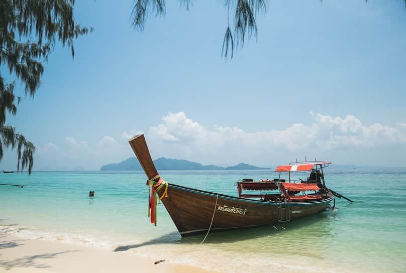 タイ国政府観光庁さんのインスタグラム写真 - (タイ国政府観光庁Instagram)「今月はタイ南部の港町、トランに注目⚓️﻿ ﻿ トランはプーケットから南東に約140kmの場所に位置する、風光明媚な港町。沖合には、美しい珊瑚礁が広がる島々が点在しています🏝﻿ ﻿ ダイビングスポットも多く、毎年2月にはダイバーたちが水中で結婚式をあげる「トラン水中結婚式」のイベントも開催💑﻿ ﻿ かつて交易の拠点として栄えたことから中華系の人々が多く暮らし、特に食文化は中国の影響を受けているものが多く、朝の飲茶や豚の丸焼きもそのひとつ🥢﻿✨ ﻿ 街中を走るカエル頭のトゥクトゥク（タイでは「トゥクトゥク・ホアゴップ」と呼ばれています）もトラン名物です🐸﻿ ﻿ #タイ #トラン #港町 #タイリゾート #リゾート #海外リゾート #こんなタイ知らなかった #はじめてのタイ #タイ旅行 #飲茶 #トゥクトゥク #旅好きな人と繋がりたい #旅行好きな人と繋がりたい #海外旅行 #thailand #trang #thairesort #amazingthailand #thailandtravel #thailandtrip #thai #thaistagram #lovethailand #thainess #localexperience  #12hiddengems #tuktuk #dimsum」8月4日 18時48分 - amazingthailandjp
