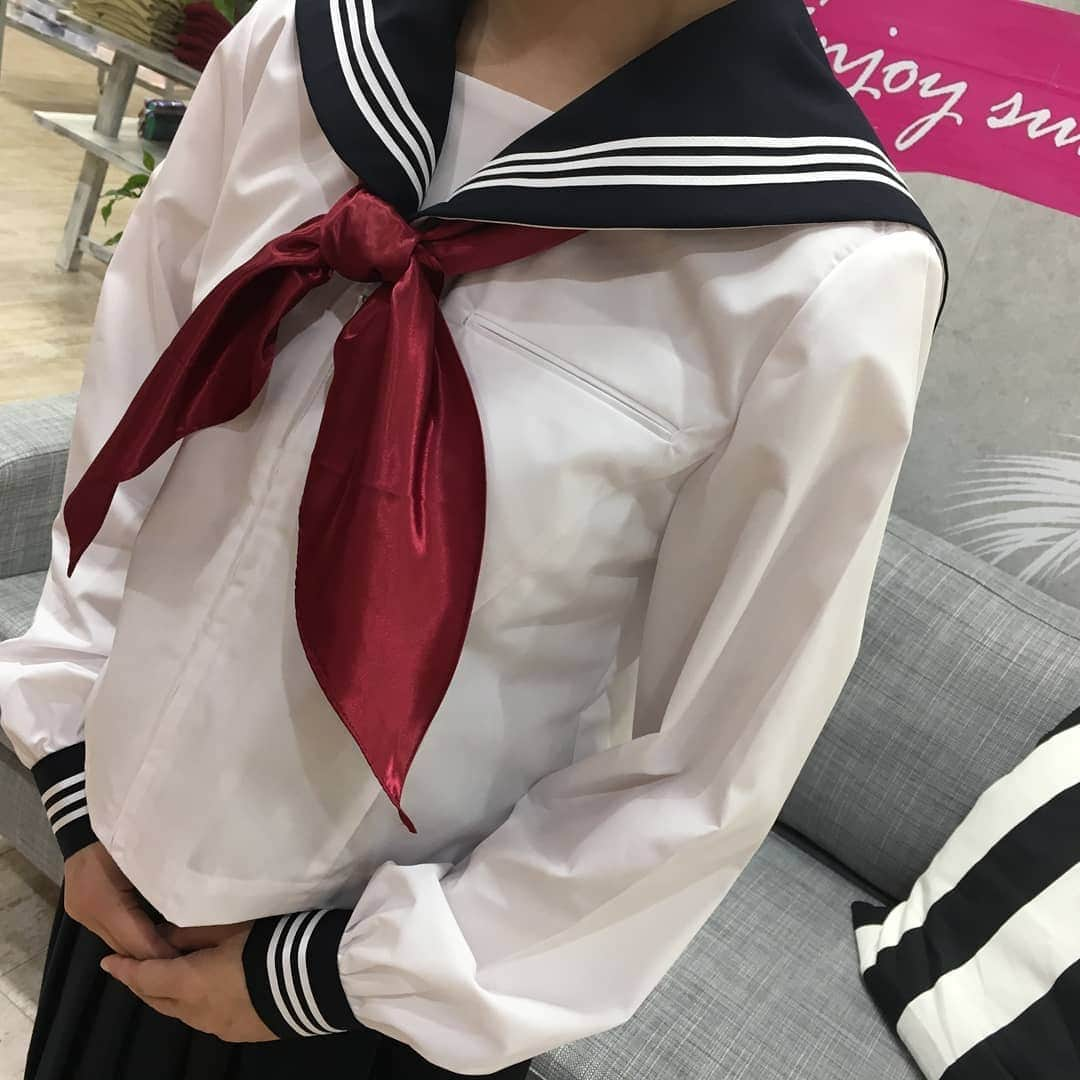 制服専門店CONOMiさんのインスタグラム写真 - (制服専門店CONOMiInstagram)「[長野店]  暑い日が続いていますね😣😣 夏バテにならないように気をつけて下さい💦  今回は、セーラー服をきてみました！セーラーと言えばスカーフが定番ですね🎵 スカーフの結び方はすぐに覚えられるのでぜひ試してみて下さい！  #セーラー服#制服#CONOMI#青春」8月4日 18時52分 - conomi_official