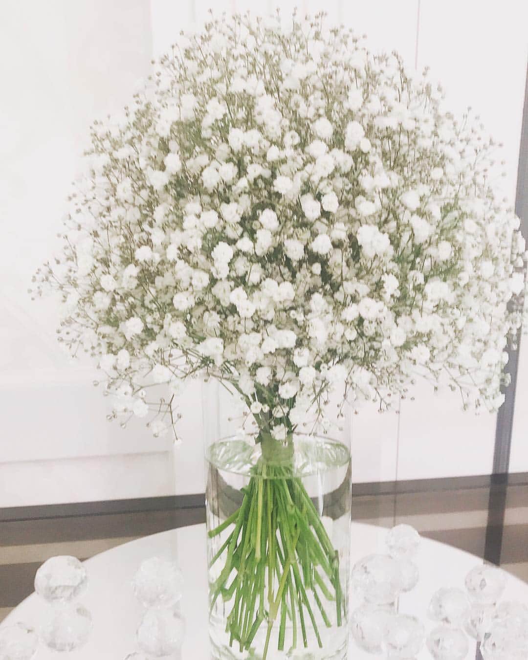 ホテルモントレ横浜のインスタグラム：「♥ ￣￣￣￣￣￣￣￣￣￣ @hotelmontereyyokohama.bridal をフォローしてね＊*. . シンプルなブーケもすてき . . ◆ホテルモントレ公式HPはこちら* ‪https://www.monterey-wedding.jp‬ . #モントレ #モントレ花婿 #dressy花嫁 #プレ花嫁 #marry花嫁 #卒花 #marryxoxo #wedding #weddingceremony #weddingreception #weddingparty #weddingdress #dress #flower #yokohama #日本中のプレ花嫁さんと繋がりたい #結婚式 #パーティー #披露宴 #ホテルウェディング #ウェディングドレス #横浜#モントレ横浜 #横浜花嫁 #みなとみらい#令和婚  #ブライダルフェア」