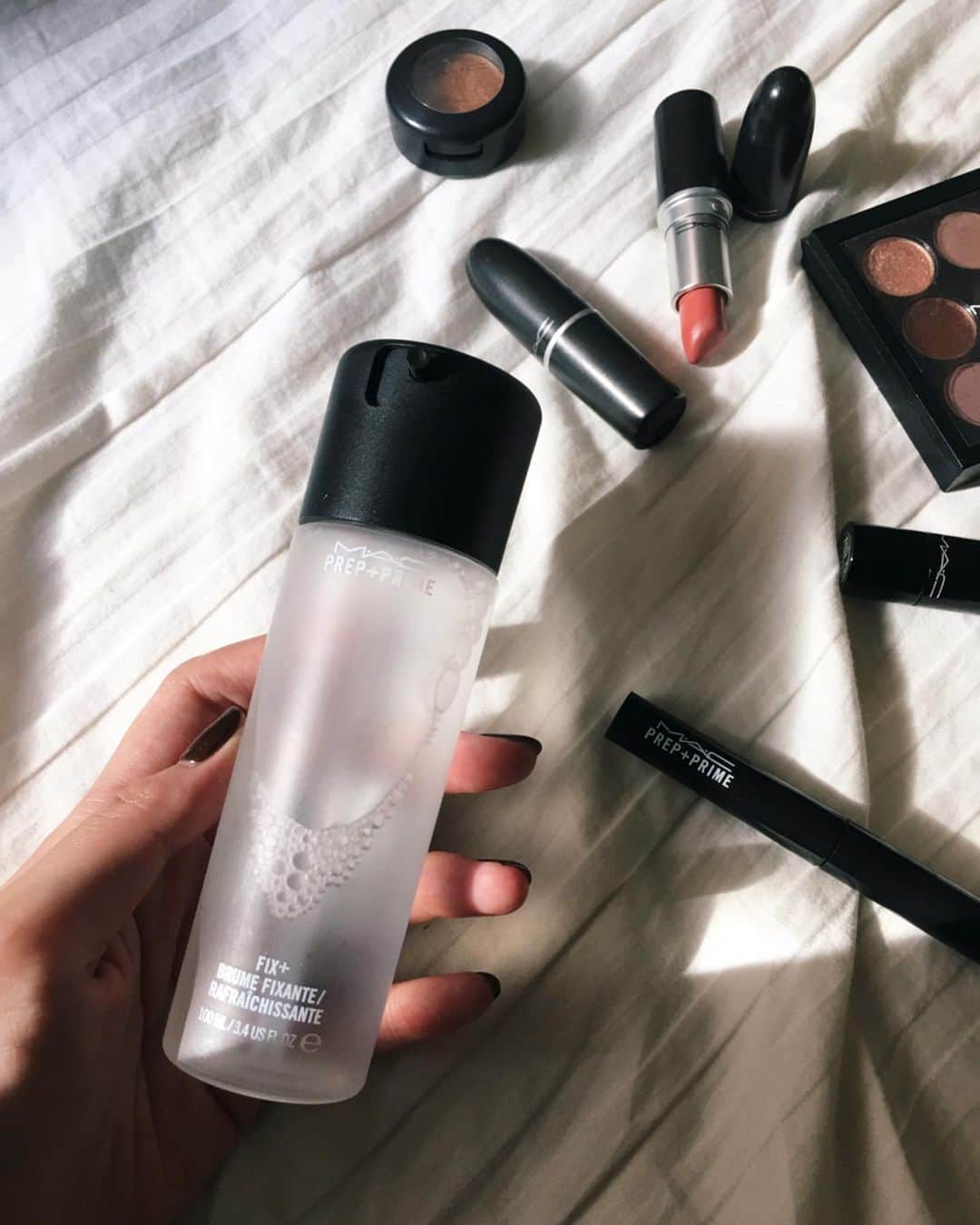 Shiho Sasakiのインスタグラム：「お気に入りのコスメ達💎 中でも @maccosmeticsjapan の Prep Prime Fixという化粧水にはとても お世話になっています🙏 ミストタイプなので、メイクの上からも 保湿出来るのが嬉しい💘 #maccosmetics#prepprimefix」