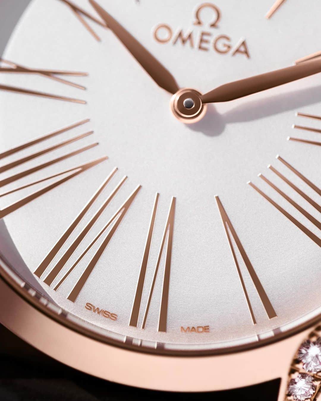 オメガさんのインスタグラム写真 - (オメガInstagram)「#SwissMade / #OMEGAmychoice Lakeside in Geneva with the #OMEGATresor.」8月4日 18時58分 - omega