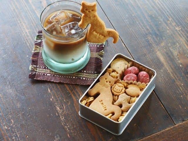 minneさんのインスタグラム写真 - (minneInstagram)「カップのふちに猫ちゃんがお供してくれる「フチねこクッキー缶」です。⠀ 猫好きの方へのプレゼント、動物好きの方へのプレゼントにおすすめ。⠀ .⠀ 「フチねこ♪クッキー缶」（Ｓ）/nekogocochiさん（ @nekogocochi__ ）⠀ 作品はこちら▶️https://buff.ly/338hRL2⠀ .⠀ #猫 #ねこ #ネコ #cat #猫クッキー #お菓子 #クッキー #スイーツ #焼き菓子 #クッキー缶 #お中元 #猫好き #猫飼い #minne #ミンネ #ハンドメイド #handmade #プレゼント #ギフト #ハンドメイド作品 #手作り #ギフト」8月4日 19時00分 - minne_official