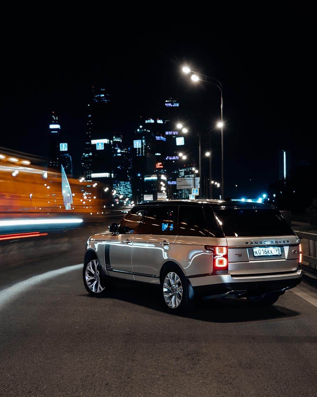 Land Roverさんのインスタグラム写真 - (Land RoverInstagram)「Timeless yet contemporary – #RangeRover. Design yours by searching "Range Rover configurator". #4x4 #CarsofInstagram #SUV #LuxurySUV #Design #LandRover #AutomotiveDesign #IWantOne #Cars #Car」8月4日 19時00分 - landrover