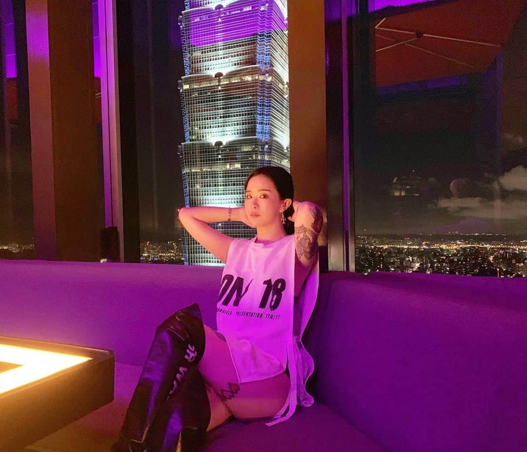 Abby Chenのインスタグラム：「選擇了一條路就要懂得把痛苦當作快樂去看 —— 馬雲  不要老是覺得公不公平 平不平衡 要麼你就去贏不要和現實做無謂的抗爭」