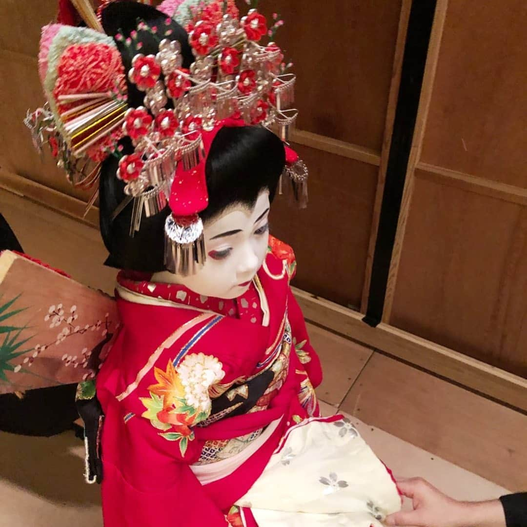 市川海老蔵 （11代目）さんのインスタグラム写真 - (市川海老蔵 （11代目）Instagram)「* 終わりました。  毎日二人の踊り 欠かさずに見てます。  麗禾とても良いです。 袖のさばき方 中々出来ない事を 簡単にやっている事が どうして？そんなに簡単に出来るのか？ 私の方が疑問です。。 笑笑。 まぁ 教えるには教えたのですが 結構難しいはずなのにな、、 #市川海老蔵 #海老蔵 #成田屋 #歌舞伎 #ABKAI #ABMORI #ebizoichikawa #ebizo #kabuki #thunderparty #theater #theaterarts #actor #japan #classic」8月4日 19時10分 - ebizoichikawa.ebizoichikawa