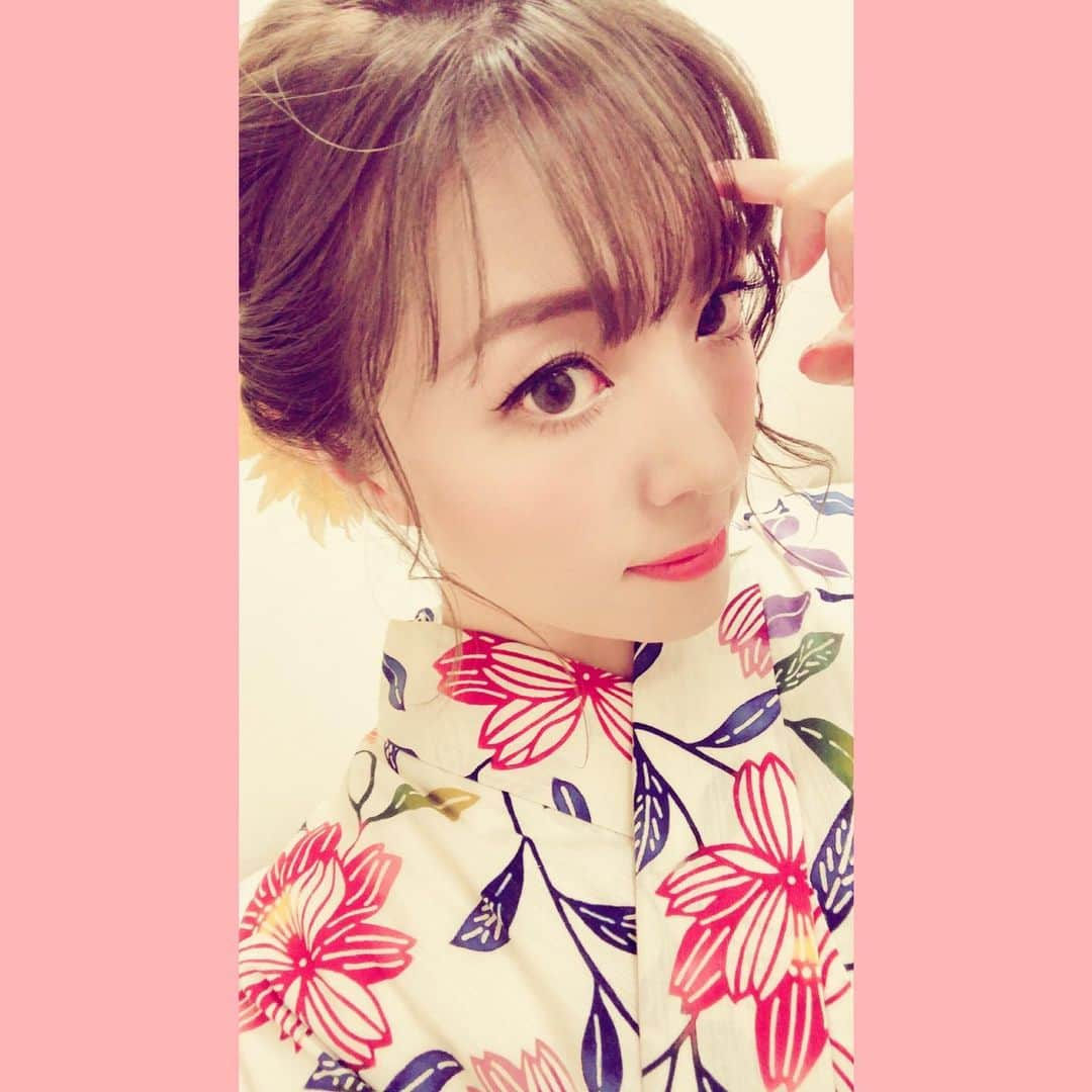 平原綾香さんのインスタグラム写真 - (平原綾香Instagram)「. ‪【再アップ！理由は一番下です！】 . .‪藤壺、浴衣を着ました‬ . ‪なんのご縁か‬ ‪この浴衣のブランド名は‬ ‪「源氏物語」なのでございます‬ . ‪とってもオススメなのでございます！‬ . ‪#源氏物語 #浴衣‬ ‪#平原綾香 #ayakahirahara ‬ ‪#氷艶 #藤壺‬ . みなさん！ごめんなさい！  自撮りしたから 着物のえりが左前（左えりが下の状態）に なってしまっていました！ . これ、めっちゃ縁起悪いので たくさんのコメント頂いたのですが 一旦削除いたしました . いっぱい書き込んでくれてたのに ごめんね・・・！」8月4日 19時20分 - ayaka_hirahara_official