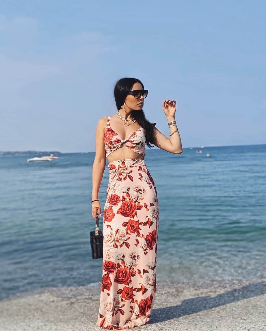 sananasのインスタグラム：「Happy Sunday loves 💚 Dans la famille « pose crédible et naturelle » je demande celle où tu fais style tu regardes loin à l’horizon alors qu’en vrai tu regardes un tronc d’arbre 😂 Qui se reconnaît like la photo 🙋🏻‍♀️! Quoi de prévu de votre côté ? Moi c’est WE en famille 😍 . Ensemble @boohoofr 👗 Sac @zara 👛 Lunettes @celine 🕶 #Outfit #SummerOutfit #LookDete #SummerLook #Fashion #FashionInspiration」