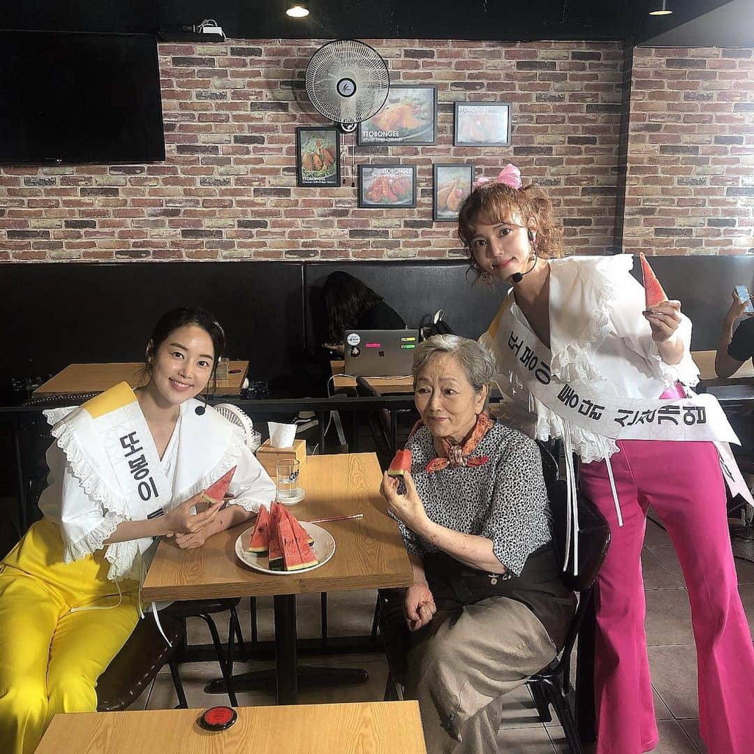 ハン・ジヘさんのインスタグラム写真 - (ハン・ジヘInstagram)「#황금정원 오늘 무더위에 김영옥 선생님의#또봉이통닭 #옛날통닭 신장개업 촬영 씬 찍느라 땀을 많이 흘렸는데 사장님께서 넉넉하게 모든 스텝 먹을수 있게 계속 내어주신 시~~원한 수박에 더위가 싹 물러가고 마음이 따뜻... 해졌다. 감사합니다~~~ 🙏☺️❤️」8月4日 19時15分 - jh_han