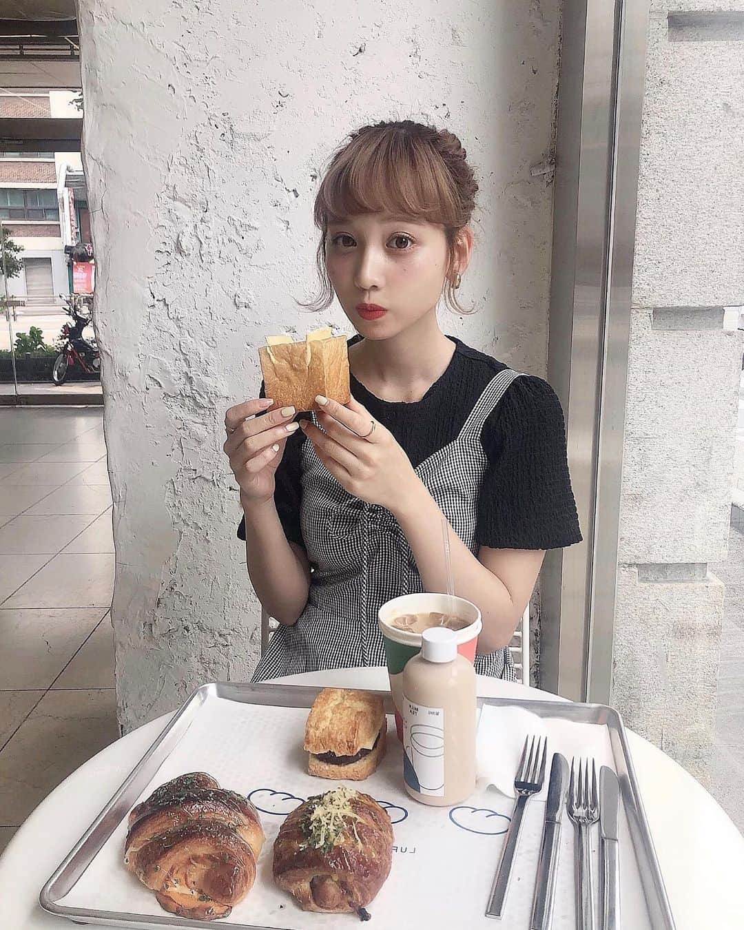 よねいはるかさんのインスタグラム写真 - (よねいはるかInstagram)「今日のモーニングしたところの この四角いパンが美味しかった🍞💞見た目も可愛い。 うなちゃんはスコーンに絶賛してた🤣 #韓国カフェ」8月4日 19時15分 - rabbit____2