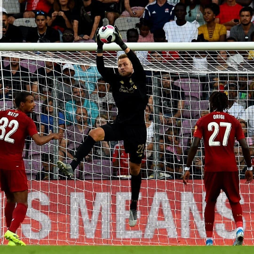 シモン・ミニョレさんのインスタグラム写真 - (シモン・ミニョレInstagram)「First trophy of the season up for grabs! Let’s do this Reds! 💪🏻⚽🏆 #communityshield #YNWA」8月4日 19時21分 - 22mignolet22