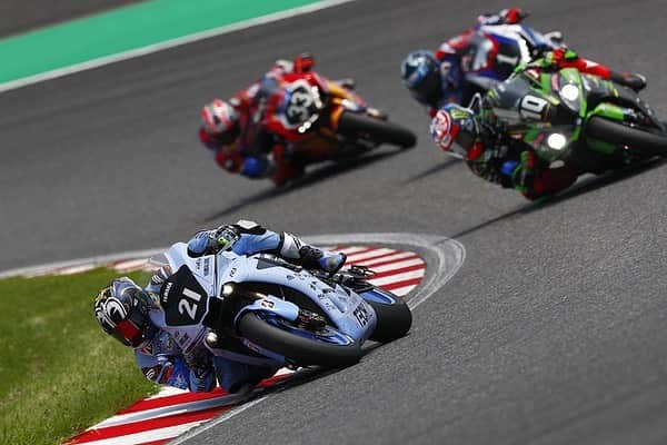 ヤマハ バイクさんのインスタグラム写真 - (ヤマハ バイクInstagram)「今も鮮明に蘇る、興奮と熱気に満ち溢れた８時間。この夏のレースは、きっと一生忘れない。 #感動をありがとう#TECH21#中須賀克行#nakasuga#ナカスガサーン#alexlowes#michaelvandermark#alexlowes#ヤマハ#YamahaFactoryRacing#EWC##FIMEWC#YZFR1#YAMAHAが美しい#鈴鹿8耐#鈴鹿サーキット#YAMAHA#8tai#suzuka8hours#suzukacircuit#racing#motorcycle」8月4日 19時27分 - yamaha_bike