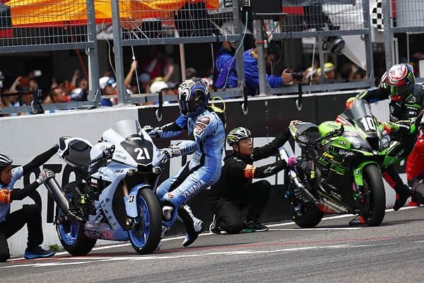 ヤマハ バイクさんのインスタグラム写真 - (ヤマハ バイクInstagram)「今も鮮明に蘇る、興奮と熱気に満ち溢れた８時間。この夏のレースは、きっと一生忘れない。 #感動をありがとう#TECH21#中須賀克行#nakasuga#ナカスガサーン#alexlowes#michaelvandermark#alexlowes#ヤマハ#YamahaFactoryRacing#EWC##FIMEWC#YZFR1#YAMAHAが美しい#鈴鹿8耐#鈴鹿サーキット#YAMAHA#8tai#suzuka8hours#suzukacircuit#racing#motorcycle」8月4日 19時27分 - yamaha_bike