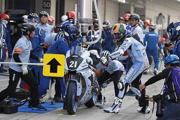 ヤマハ バイクさんのインスタグラム写真 - (ヤマハ バイクInstagram)「今も鮮明に蘇る、興奮と熱気に満ち溢れた８時間。この夏のレースは、きっと一生忘れない。 #感動をありがとう#TECH21#中須賀克行#nakasuga#ナカスガサーン#alexlowes#michaelvandermark#alexlowes#ヤマハ#YamahaFactoryRacing#EWC##FIMEWC#YZFR1#YAMAHAが美しい#鈴鹿8耐#鈴鹿サーキット#YAMAHA#8tai#suzuka8hours#suzukacircuit#racing#motorcycle」8月4日 19時27分 - yamaha_bike